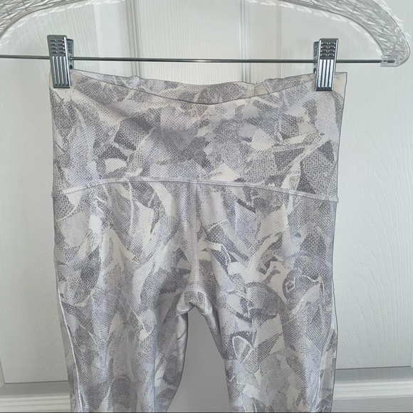 LULULEMON WHITE TRAIN TIMES CROP LEGGINGS SIZE 4 - Picture 10 of 12